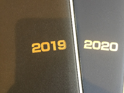 2019年の手帳と2020年の手帳を並べてある画像